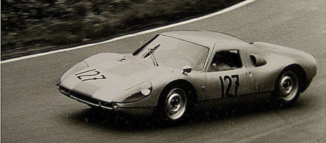 800px-1964-05_Training_Porsche_904_8-Zyl._wahrscheinl._E._Barth